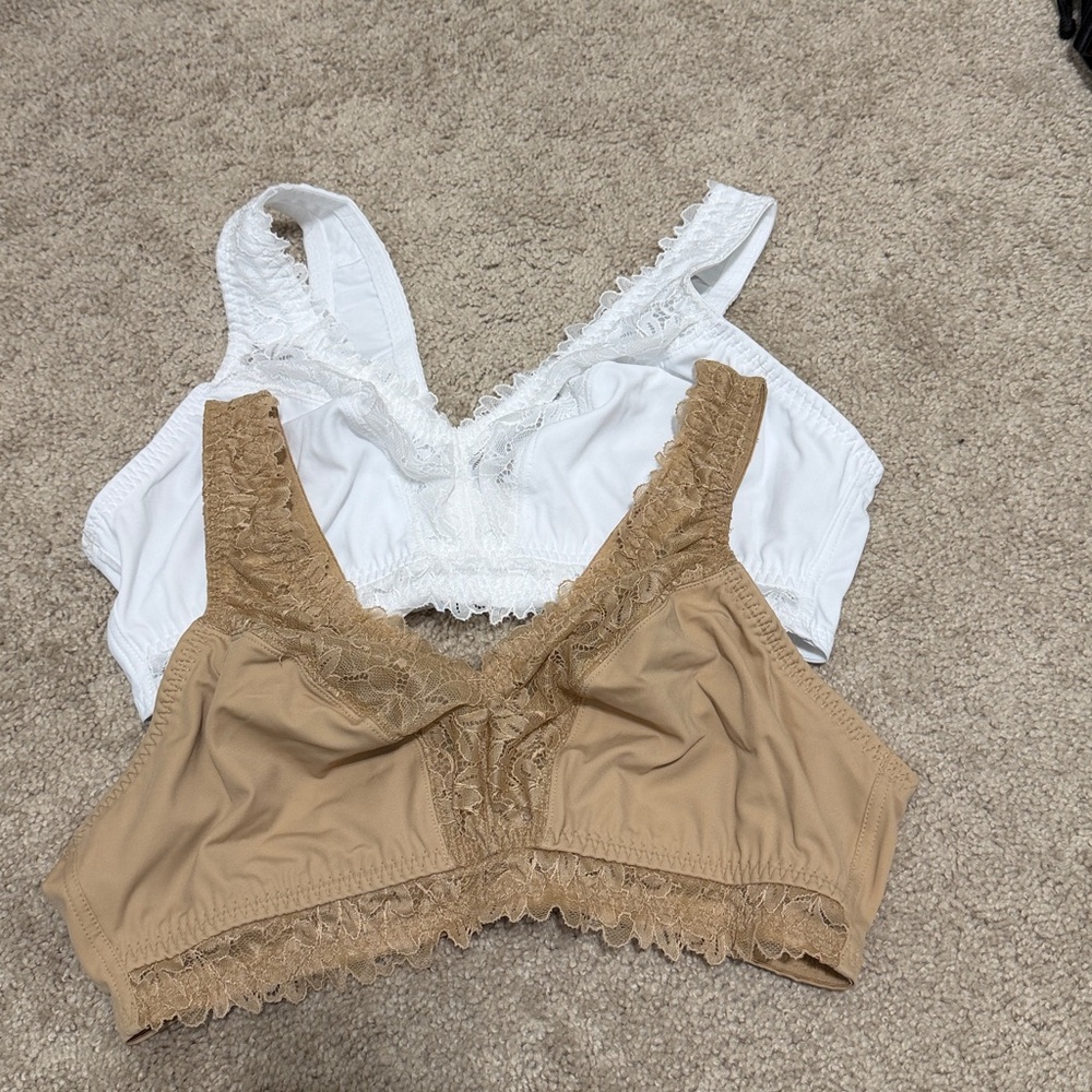 NWT Breezies Lace Trim Bra 2pack White, Tan
